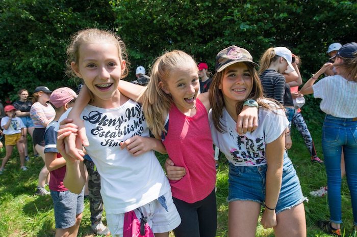 Un groupe de jeunes filles prend la pose pour la colonie de vacances Lozere