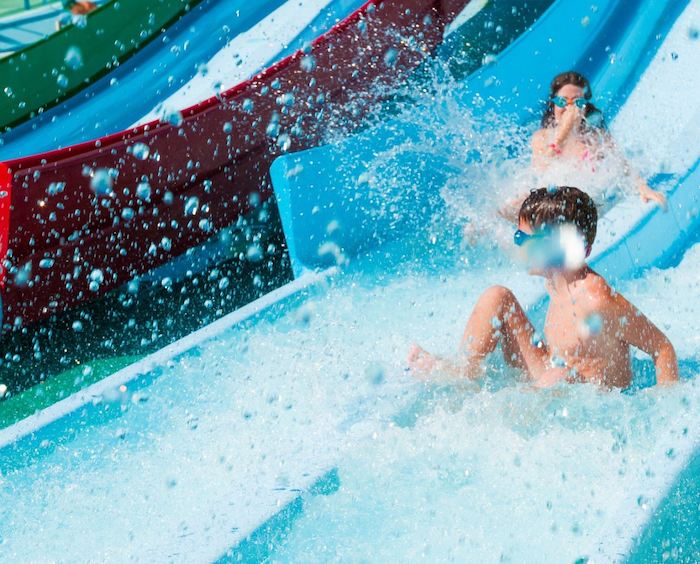 Des enfants sur un toboggan lors d'un séjour linguistique pas cher
