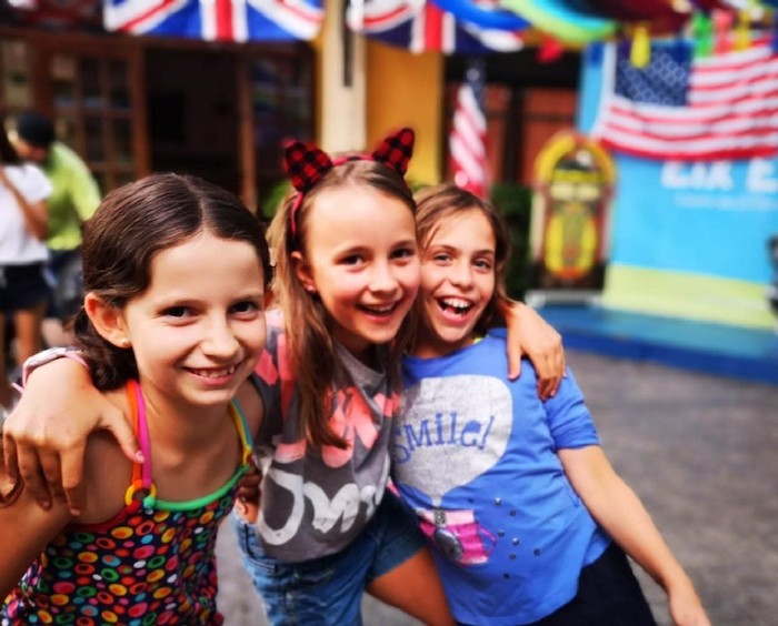 Jeunes filles heureuses en sejour linguistique anglais en france