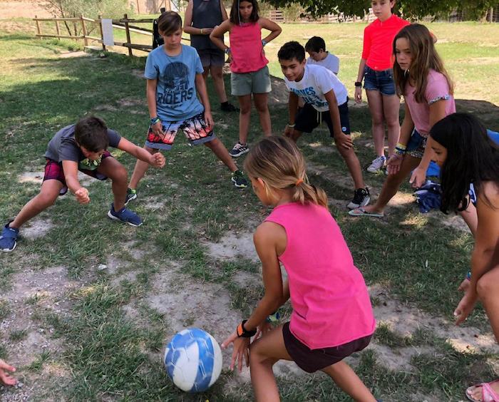 Groupe d'enfants jouent à la tomate dans le Rhône-Alpes