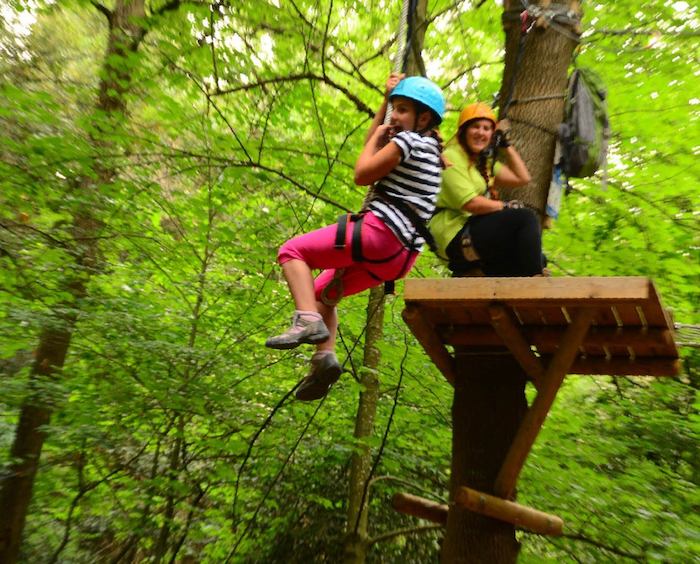 Un jeune s'amuse en colos
