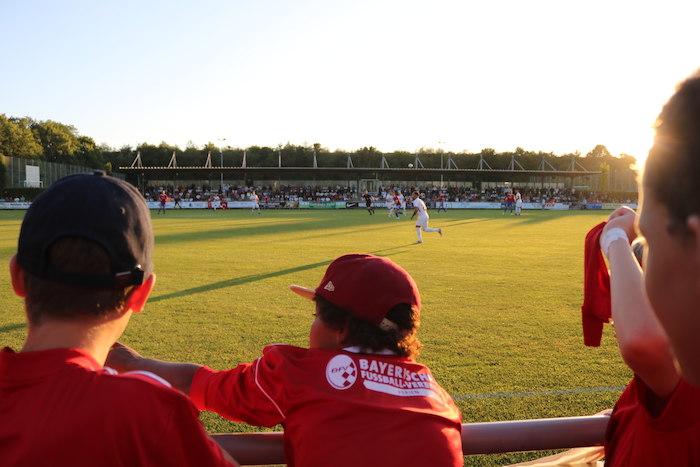 Der Besuch eines Fußballspiels während einer Fußballfreizeit