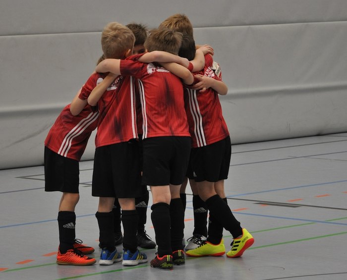 Mannschaftsumarmung in der Fußballfreizeit