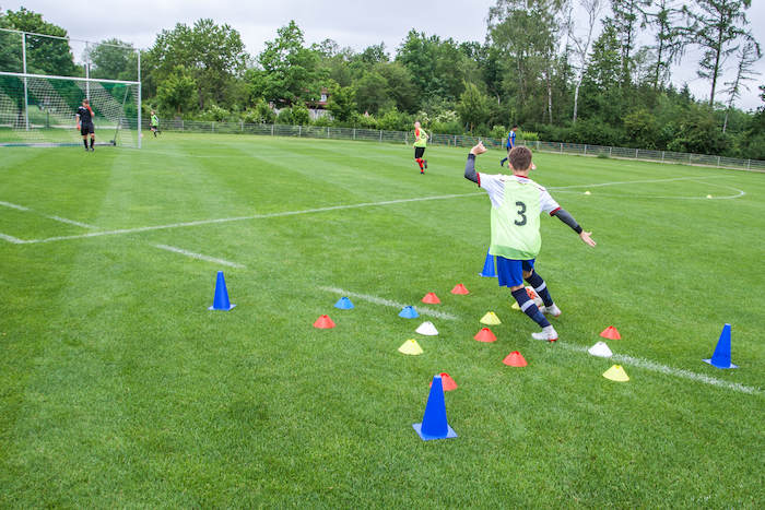 Teilnehmer bei einem Ostercamp beim Fußballtraining
