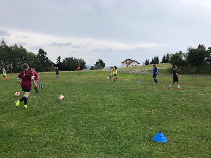 Mädchen eines Fussballcamps für Mädchen machen sich warm