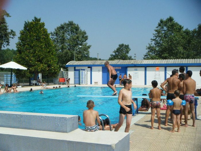 Groupe de jeune dans une piscine lors de leur colonie de vacances dans le Gers
