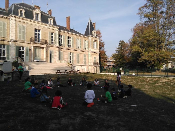 Façade extérieur d'un superbe bâtiment de colonie de vacances