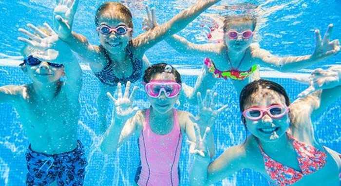 Groupe de jeunes en colonie de vacance printemps à la piscine