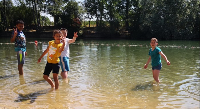 Groupe de jeunes se baignent dans la rivière