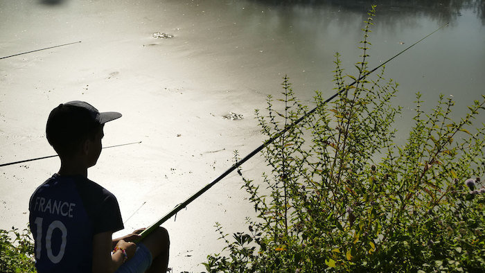 Pendant une colo d'été un enfant s'initie à la pêche