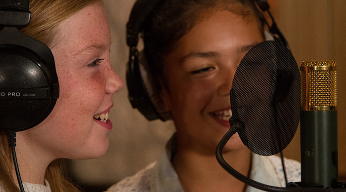 Zwei Mädchen nehmen im Tonstudio des Mediencamps einen Song auf