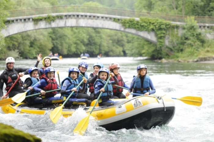 Pendant une colo ado été les jeunes découvrent le rafting en groupe