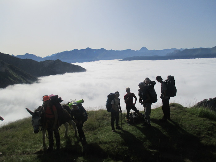 Pendant une colos été un groupe d'enfant part en randonnée dans les Pyrénées