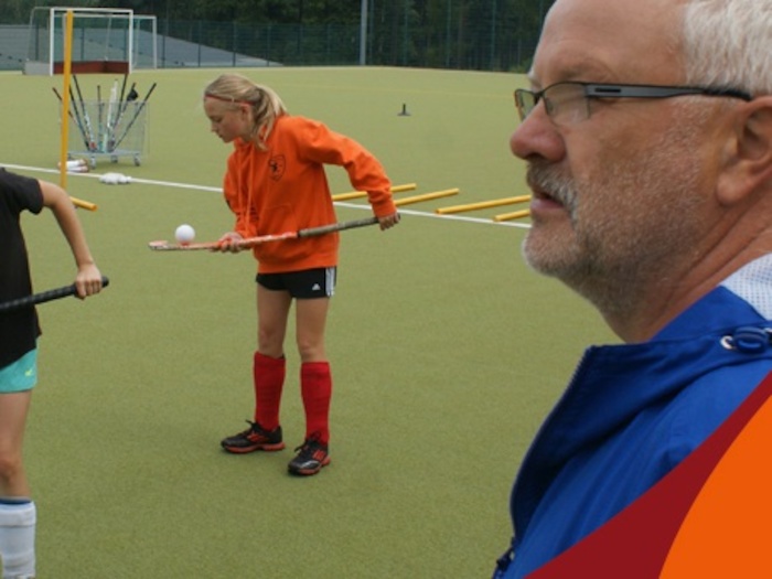 Kinder des Hockeycamps trainieren