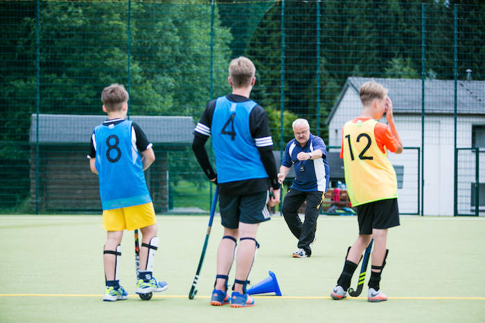 Kinder der Hockeycamps besprechen die Taktik