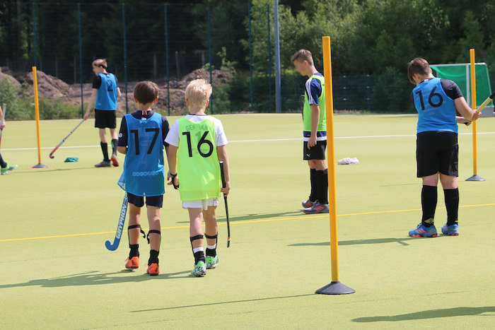 Kinder des Hockeycamps laufen über den Platz