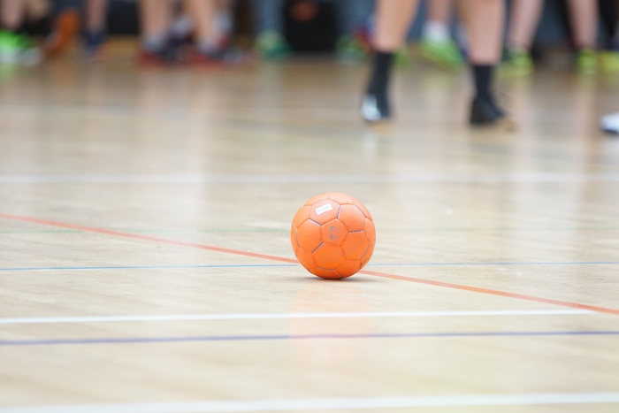 Ein Handball liegt im Handball-Camp auf dem Boden