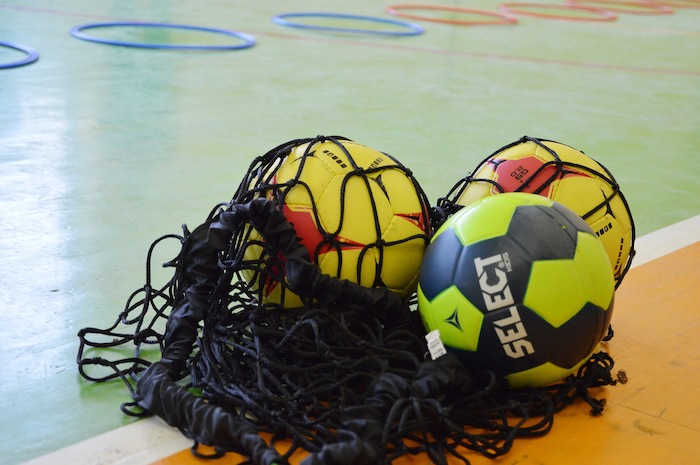 Handbälle in einem Netz für das Handball-Feriencamp