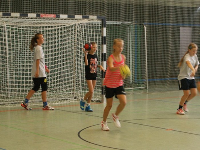 Teilnehmerinnen dribbeln mit Bällen im Handball-Feriencamp