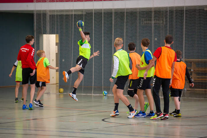 Ein Teilnehmer im Handball-Feriencamp wirft ein Tor