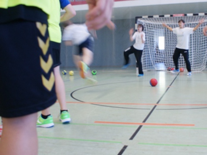 Teilnehmer eines Handball-Camp machen Torwarttraining