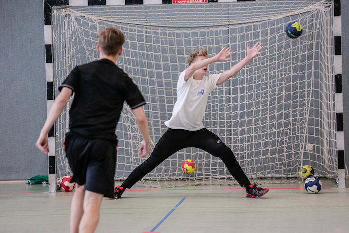 Ein Handball Torwart versucht den Ball zu fangen