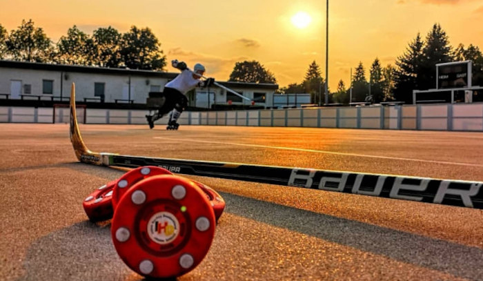 Teilnehmer eines Hockey-Camps spielen