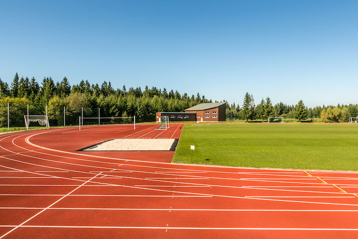 Der Sportplatz der Ferienbetreuung hat auch eine Tartanbahn 
