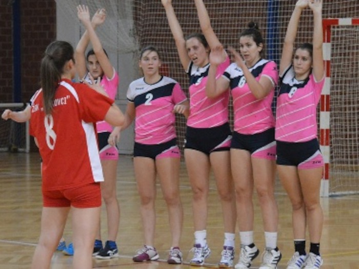 Teilnehmerin eines Handball-Feriencamp wärmen sich auf