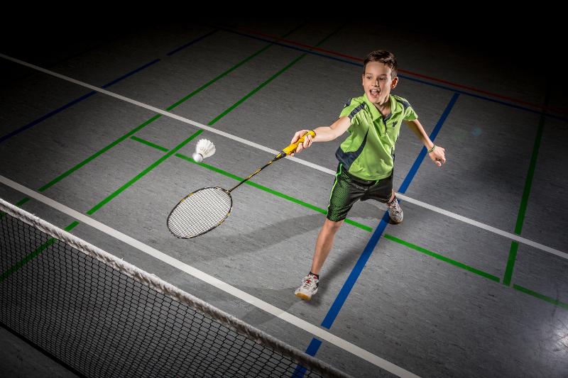 Kind spielt Badminton