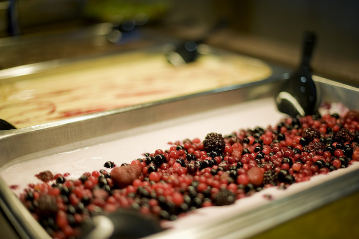 Im Hockeycamp essen Teilnehmer Dessert