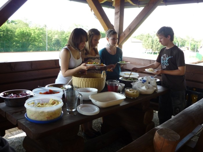Kinder des Hockeycamps essen vom Grill