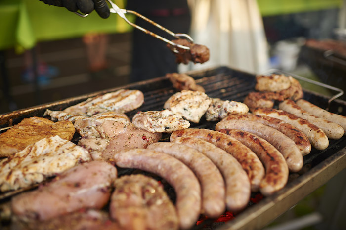 Kinder des Hockey-Camps essen Fleisch