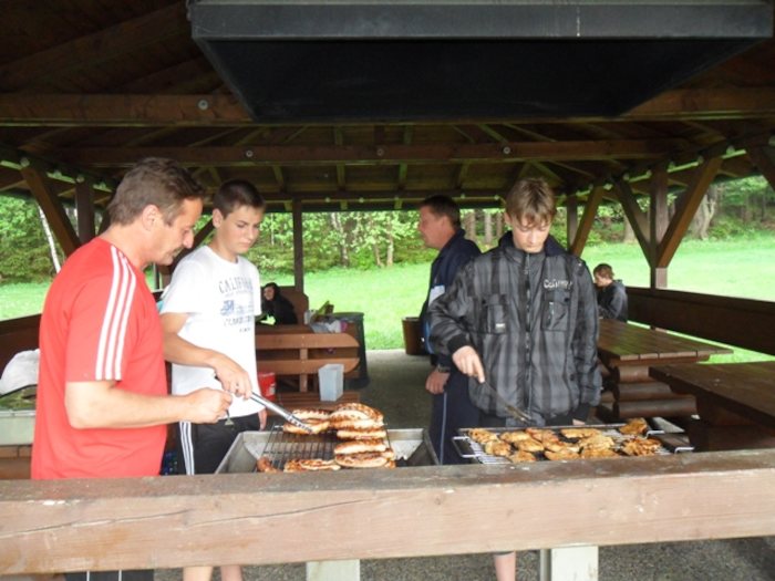 Im Hockey-Camp grillen die Teilnehmer