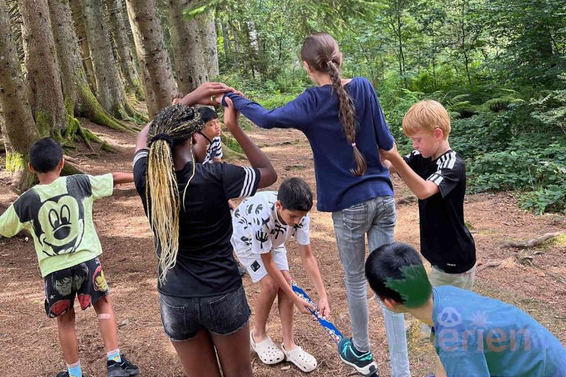 Teilnehmende des Englischcamps Bodensee machen draußen ein Spiel, um besser Englisch sprechen zu können
