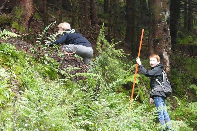 Zwei Kinder im Feriencamp Bremen gehen wandern.