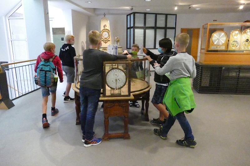 Die Kinder schauen sich im Outdoorcamp in einem Museum um