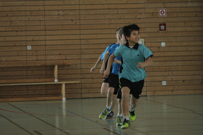 Kinder des Sommercamps Münster rennen durch die Halle