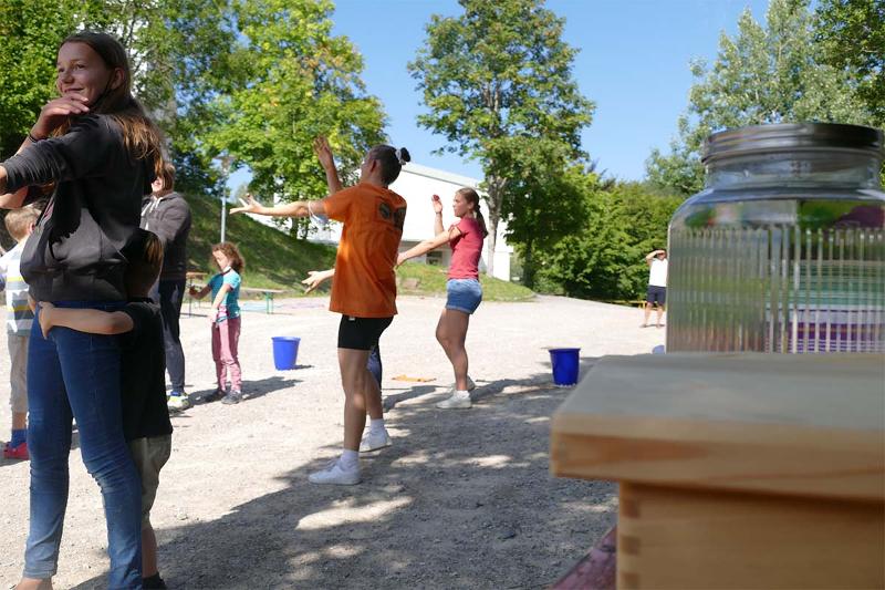 Eine Gruppe der Feriencamps Carolinensiel wärmen sich draußen auf. 