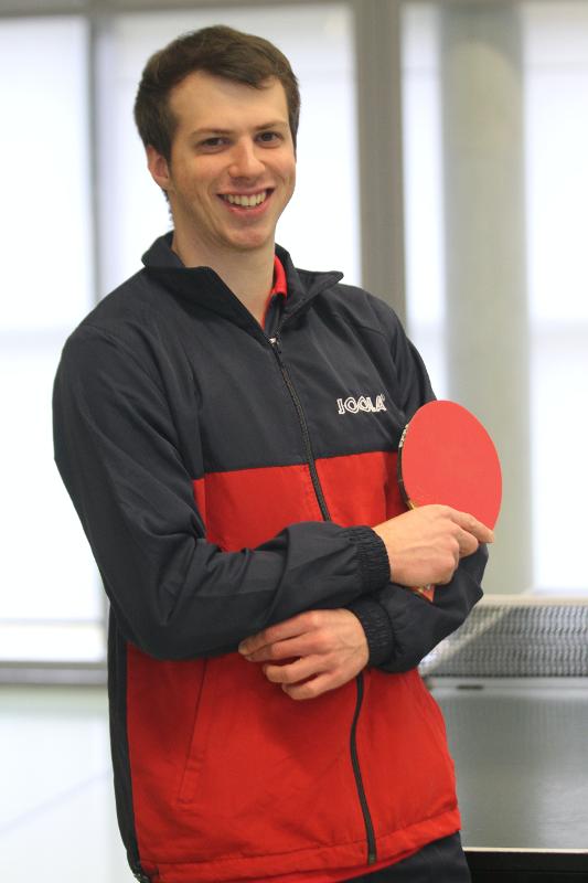 Ein Trainer mit einer Tischtenniskelle vom Outdoor Camp