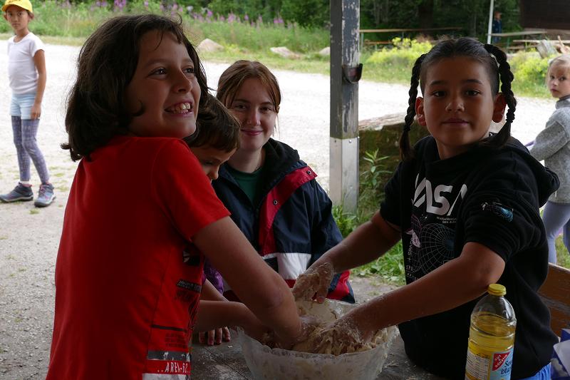 Kinder der Ferienbetreuung Baden-Württemberg kochen gemeinsam