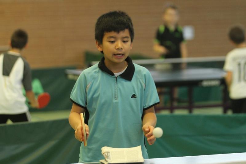 Ein Kinder bekommt den Ball während der Tischtennis Freizeit zugespielt