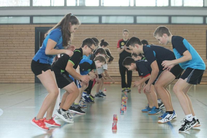 Die Kinder wärmen sich während der Tischtennis Freizeit auf