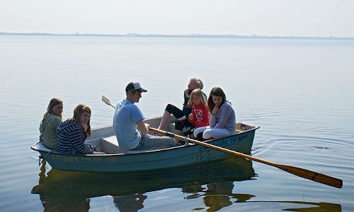Teilnehmer der Reiterferien Ostern fahren Boot