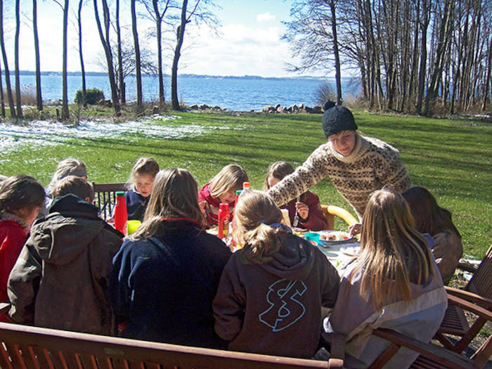 Teilnehmer der Reiterferien Ostern essen zusammen