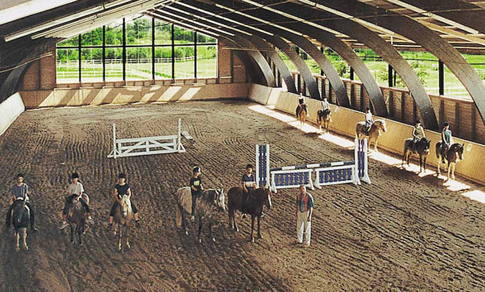Teilnehmer der Reiterferien Ostern reiten in der Halle