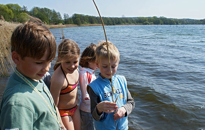 Teilnehmer der Reiterferien Ostern stehen am See