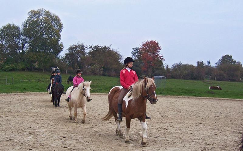 Teilnehmer der Reiterferien Ostern reiten im Sand