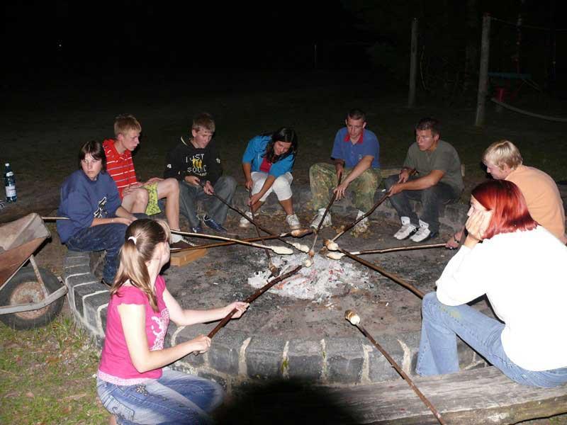 Gemeinsames Lagerfeuer mit Stockbrot beim Feriencamp Brandenburg