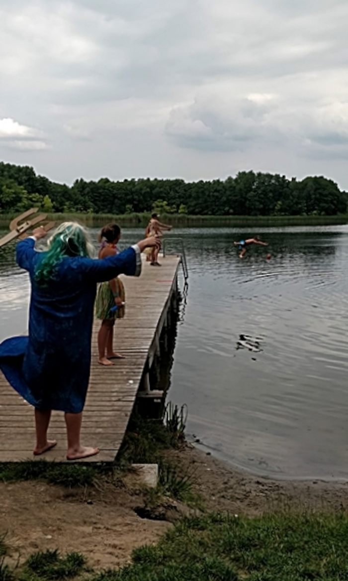 Teilnehmer eines Feriencamps für Kinder sind auf dem Steg
